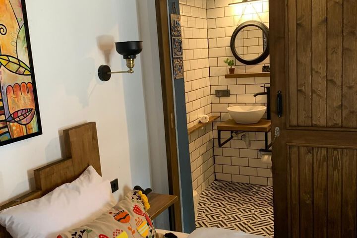 Room 5 of 8