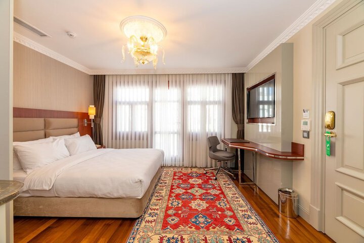 Room 25 of 102