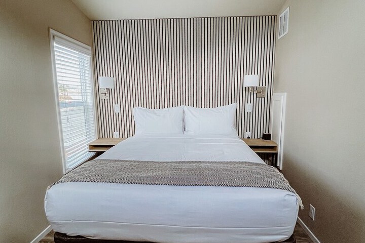 Room 2 of 37