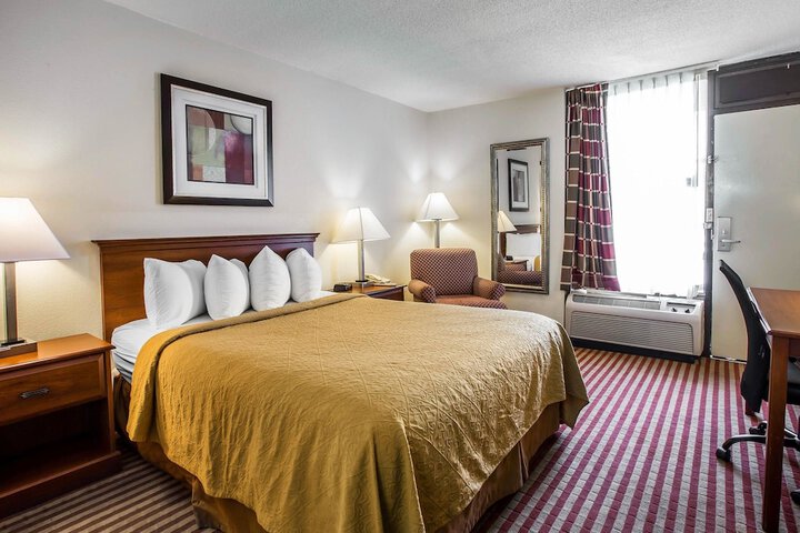 1 Queen Bed (2 of 10)
