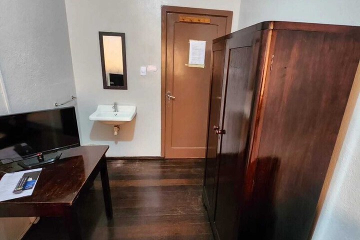 Room 18 of 28