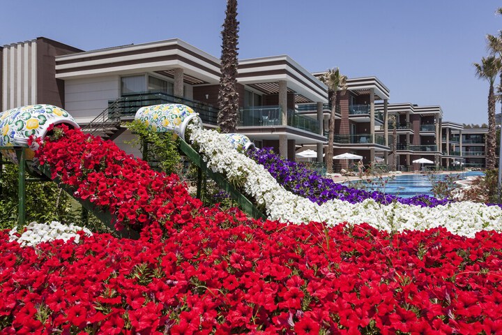 Hotel Exterior 105 of 122