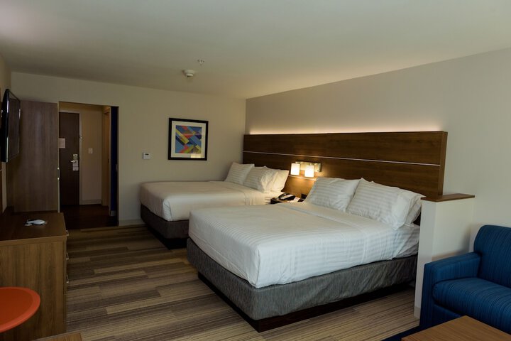 2 Queen Beds (7 of 9)