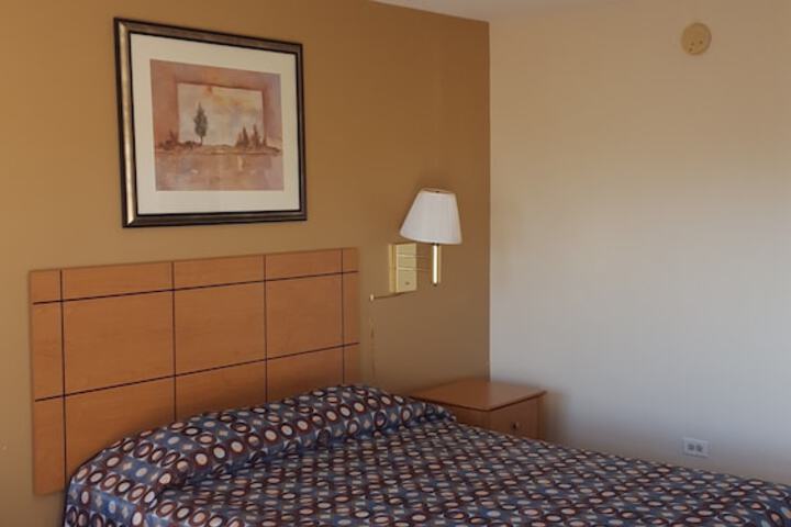 1 Queen Bed (7 of 9)