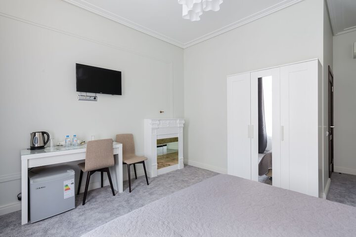 Room 8 of 15