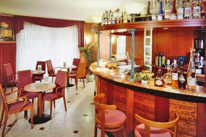 Lounge 47 of 56