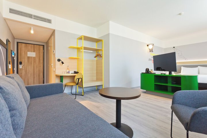 Room 4 of 43