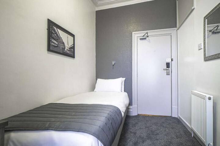 Room 8 of 48