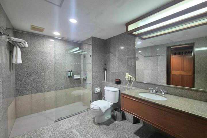 Room 21 of 42