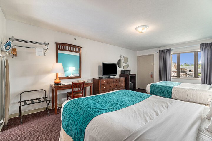 2 Queen Beds (7 of 21)