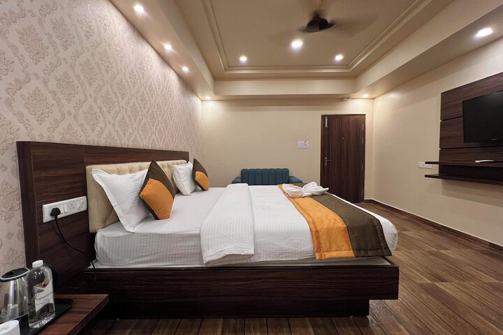 Room 9 of 17