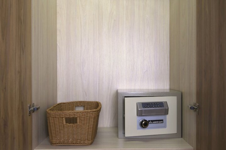 Room 30 of 102