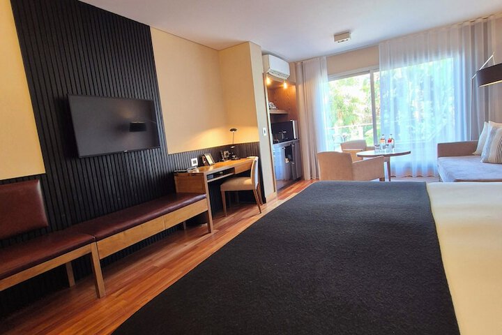 Room 28 of 210