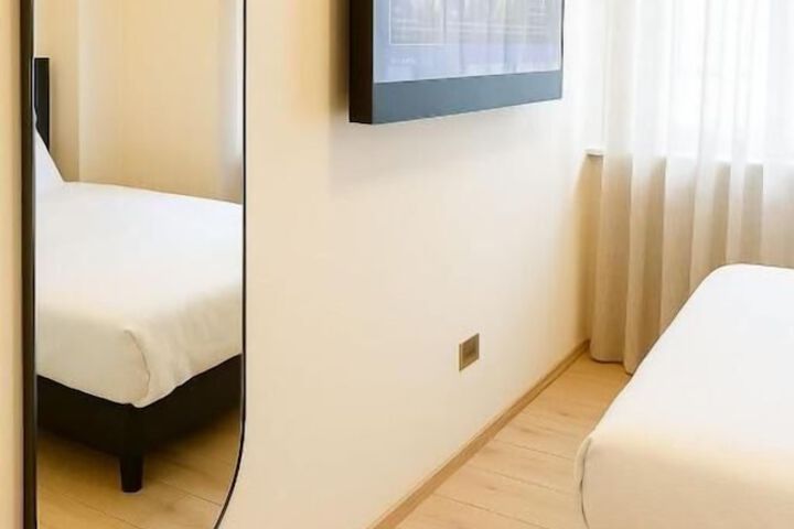 Room 3 of 16