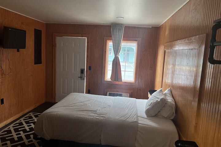 Economy Single King Bed (4 of 16)