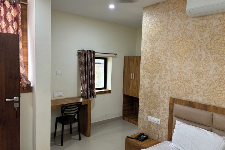 Room 13 of 32