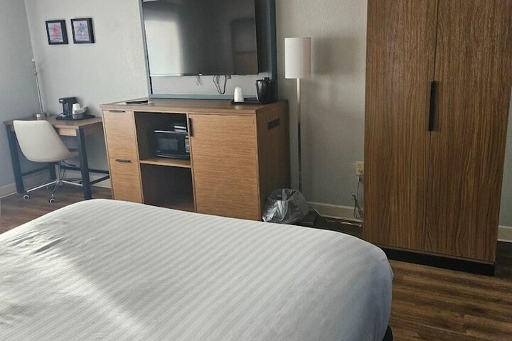 1 King Bed Accessible (7 of 20)