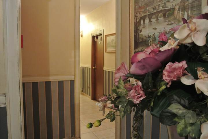Ballroom/Hall 38 of 42