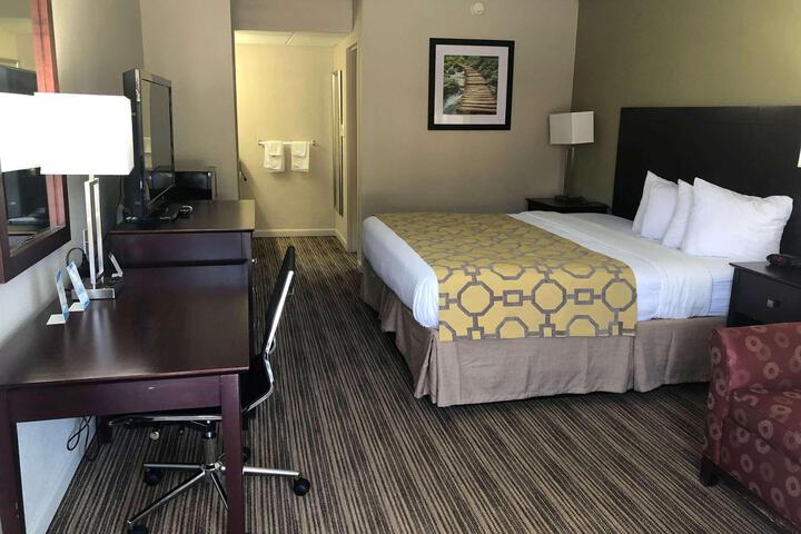 1 King Bed (4 of 5)