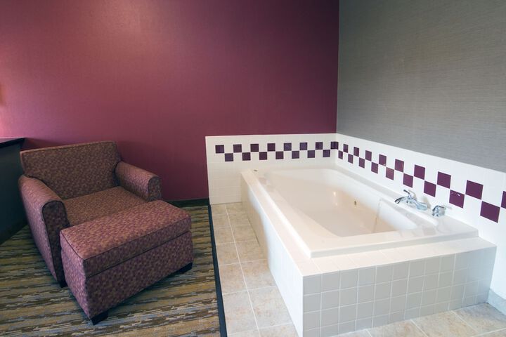 1 King Bed (4 of 17)