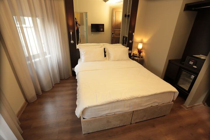 Room 8 of 93