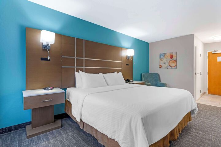 1 King Bed Microwave and Refrigerator Work Desk WiFi Full Breakfast (6 of 22)