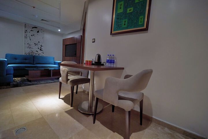 Lounge 31 of 35