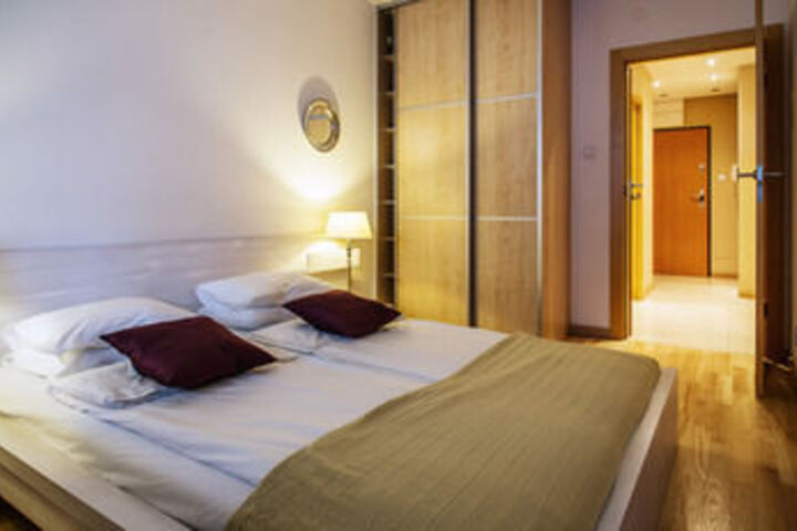 Room 7 of 18