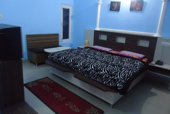 Room 4 of 9