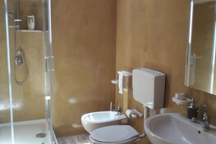Room 2 of 17