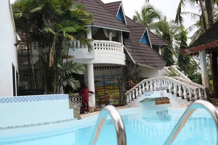 Pool 10 of 15