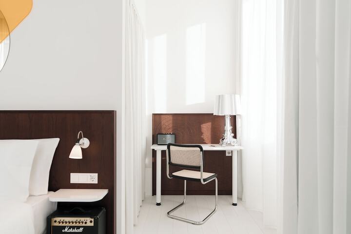 Room 6 of 60