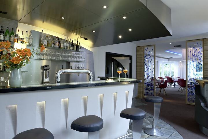 Lounge 18 of 88
