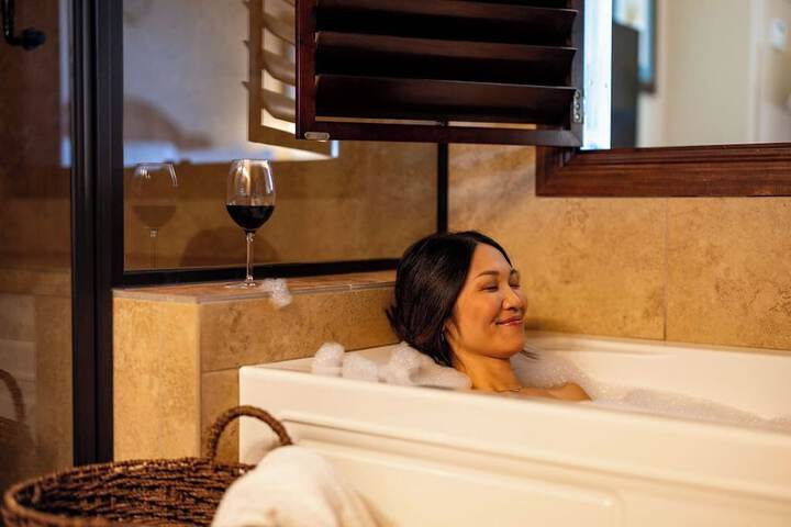 Deep soaking bathtub
