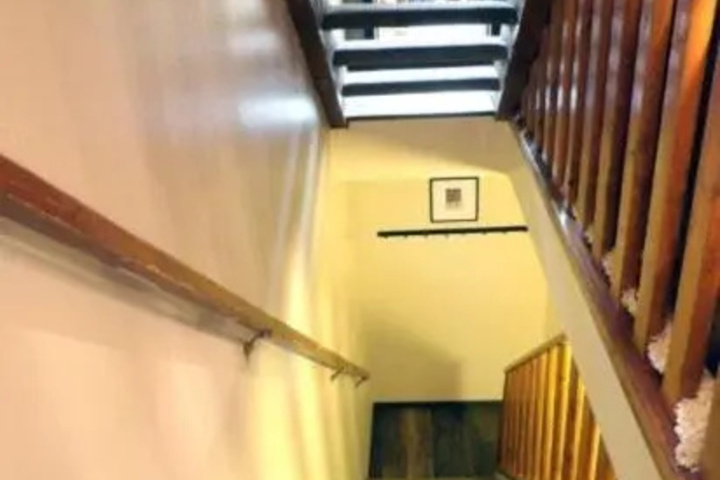 Room 9 of 12