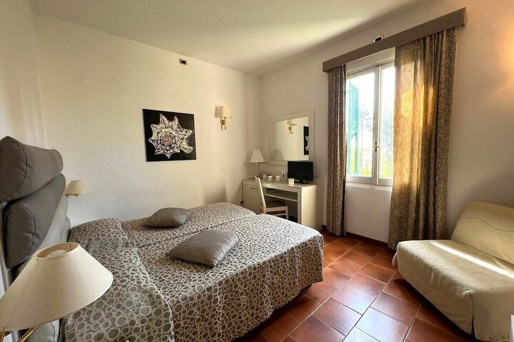 Room 11 of 27