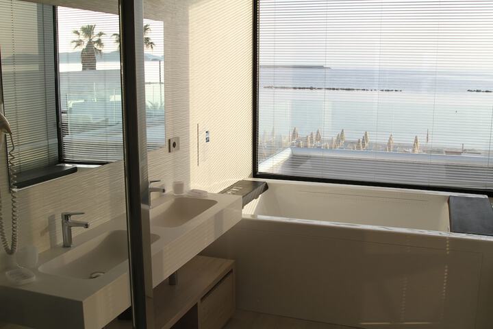 Room 72 of 114