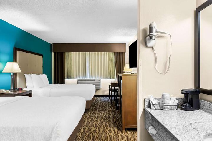 1 Queen Bed Shower Microwave and Refrigerator Flat Screen Television High Speed Internet Accessible Full Breakfast (14 of 20)