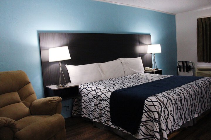 1 King Bed (5 of 6)