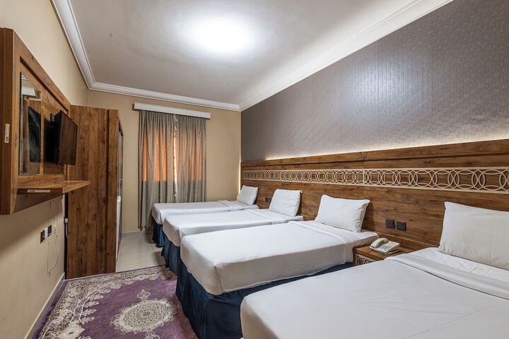 Room 4 of 8
