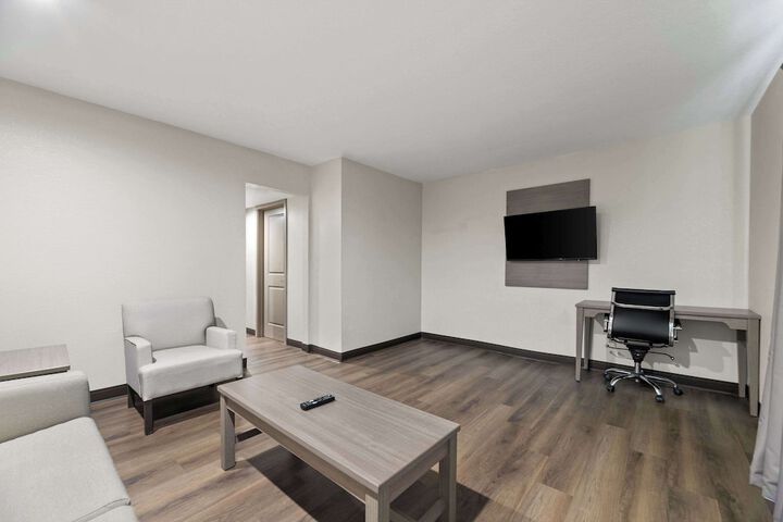 1 King Bed Suite (16 of 18)