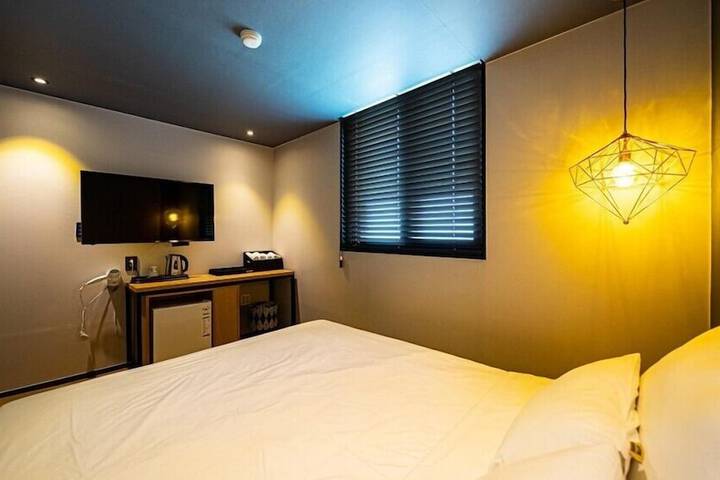 Room 4 of 65