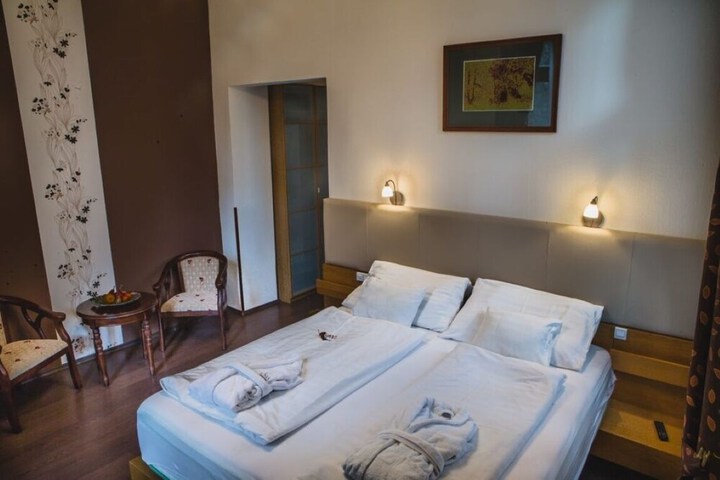 Room 8 of 37