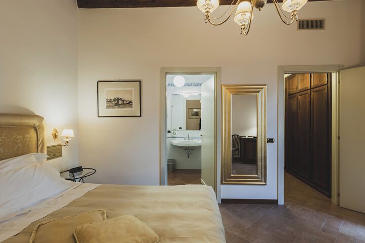 Room 51 of 181