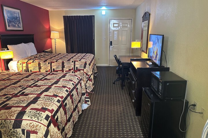 2 Queen Beds (10 of 17)