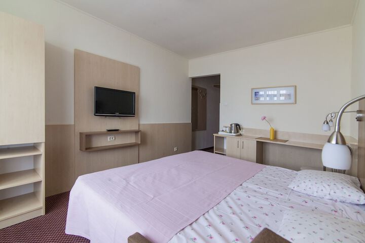 Room 16 of 102