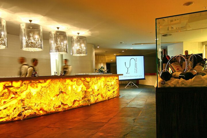 Lounge 75 of 94