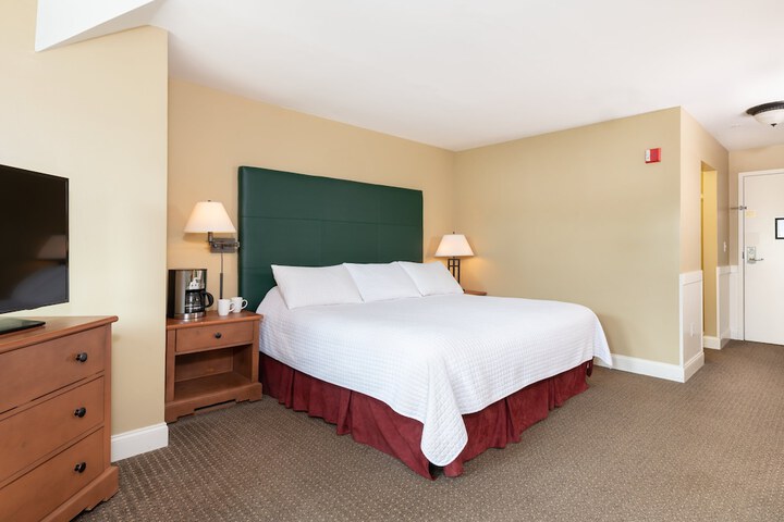 1 King Bed (4 of 5)