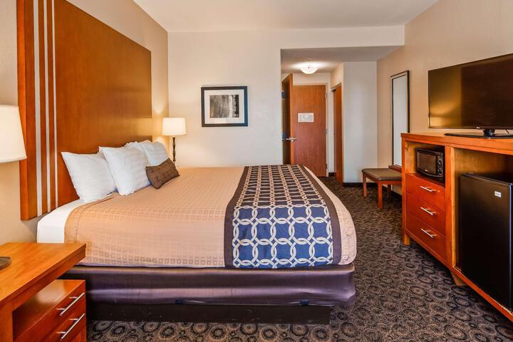 Suite 1 King Bed Sofa Bed Microwave, Refrigerator WiFi Shower Only Full Breakfast (3 of 18)