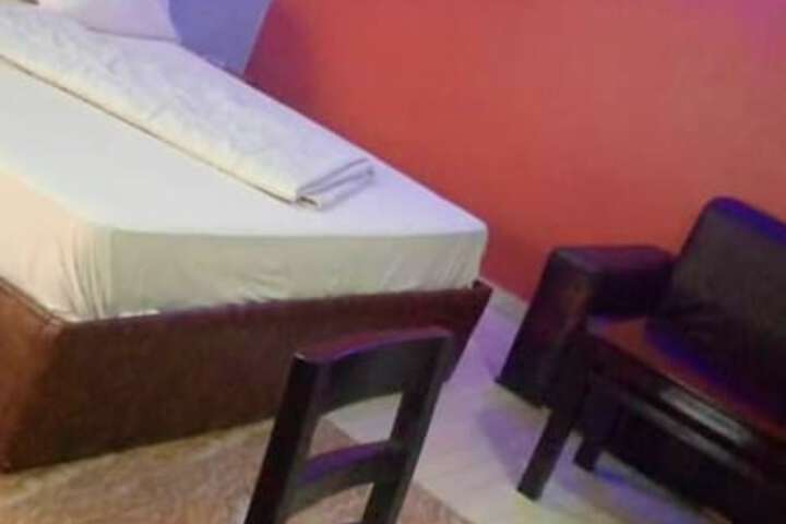 Room 5 of 16